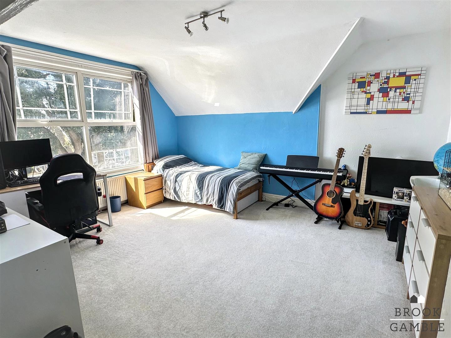 3 Bedroom Maisonette. Vicarage Road in Eastbourne,  29
